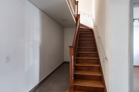 Escadas de casa para alugar com 3 quartos, 300m² em Lapa, São Paulo