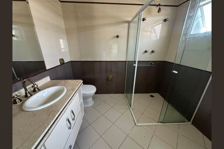 Casa de condomínio para alugar com 600m², 5 quartos e 6 vagasBanheiro da Suíte 3
