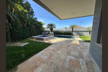 Casa de condomínio para alugar com 600m², 5 quartos e 6 vagasQuintal