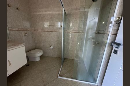 Casa de condomínio para alugar com 600m², 5 quartos e 6 vagasBanheiro Social