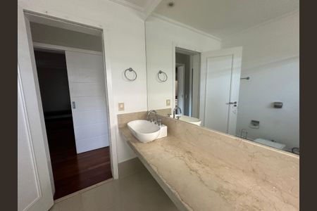 Casa de condomínio para alugar com 600m², 5 quartos e 6 vagasBanheiro da Suíte 4