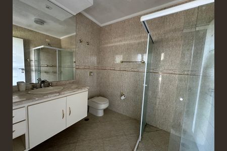 Casa de condomínio para alugar com 600m², 5 quartos e 6 vagasBanheiro Social