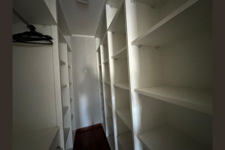 Casa de condomínio para alugar com 600m², 5 quartos e 6 vagasCloset da suíte 4