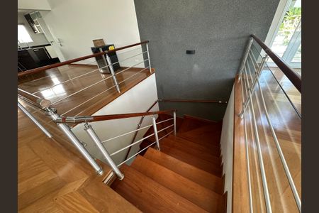 Casa de condomínio para alugar com 600m², 5 quartos e 6 vagasEscada