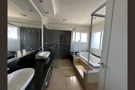 Casa de condomínio para alugar com 600m², 5 quartos e 6 vagasBanheiro da Suíte 2