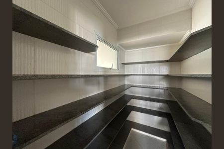 Casa de condomínio para alugar com 600m², 5 quartos e 6 vagasDespensa