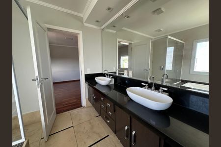 Casa de condomínio para alugar com 600m², 5 quartos e 6 vagasBanheiro da Suíte 2