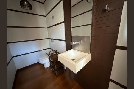 Casa de condomínio para alugar com 600m², 5 quartos e 6 vagasLavabo