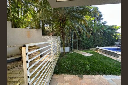 Casa de condomínio para alugar com 600m², 5 quartos e 6 vagasQuintal