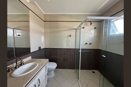 Casa de condomínio para alugar com 600m², 5 quartos e 6 vagasBanheiro da Suíte 3