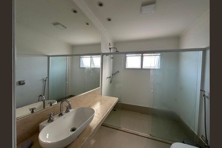 Casa de condomínio para alugar com 600m², 5 quartos e 6 vagasBanheiro da Suíte 4