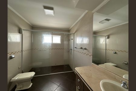 Casa de condomínio para alugar com 600m², 5 quartos e 6 vagasBanheiro da Suíte 1
