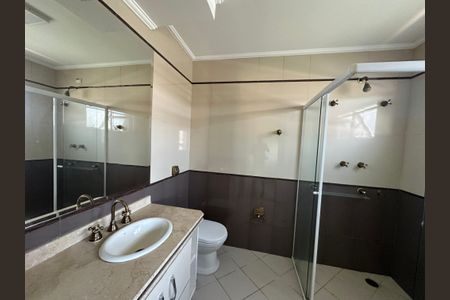 Casa de condomínio para alugar com 600m², 5 quartos e 6 vagasBanheiro da Suíte 3