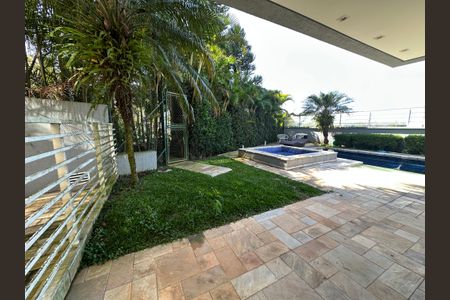 Casa de condomínio para alugar com 600m², 5 quartos e 6 vagasQuintal