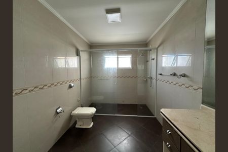 Casa de condomínio para alugar com 600m², 5 quartos e 6 vagasBanheiro da Suíte 1