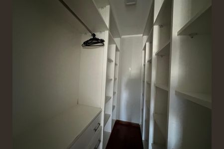 Casa de condomínio para alugar com 600m², 5 quartos e 6 vagasCloset da suíte 4
