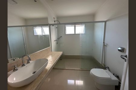 Casa de condomínio para alugar com 600m², 5 quartos e 6 vagasBanheiro da Suíte 4