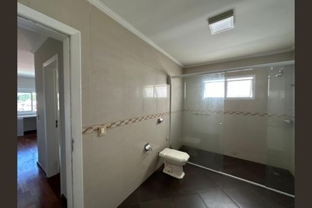 Casa de condomínio para alugar com 600m², 5 quartos e 6 vagasBanheiro da Suíte 1