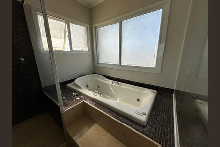 Casa de condomínio para alugar com 600m², 5 quartos e 6 vagasBanheiro da Suíte 2