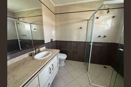 Casa de condomínio para alugar com 600m², 5 quartos e 6 vagasBanheiro da Suíte 3