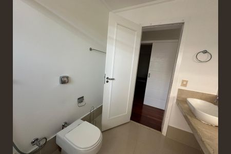 Casa de condomínio para alugar com 600m², 5 quartos e 6 vagasBanheiro da Suíte 4