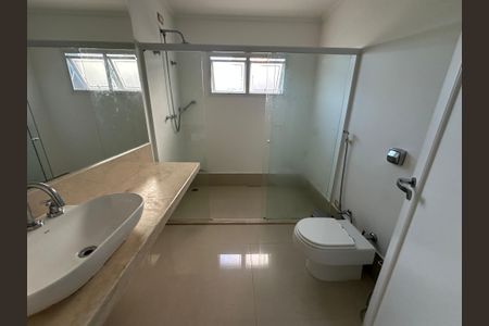 Casa de condomínio para alugar com 600m², 5 quartos e 6 vagasBanheiro da Suíte 4