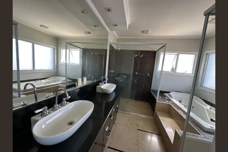 Casa de condomínio para alugar com 600m², 5 quartos e 6 vagasBanheiro da Suíte 2