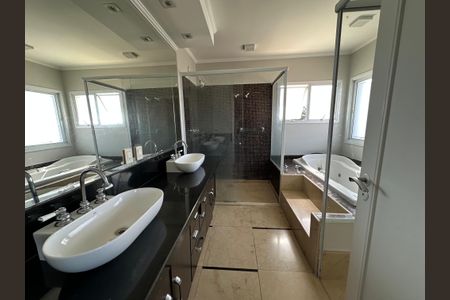 Casa de condomínio para alugar com 600m², 5 quartos e 6 vagasBanheiro da Suíte 2