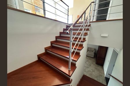 Casa de condomínio para alugar com 600m², 5 quartos e 6 vagasEscada