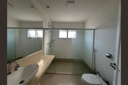 Casa de condomínio para alugar com 600m², 5 quartos e 6 vagasBanheiro da Suíte 4