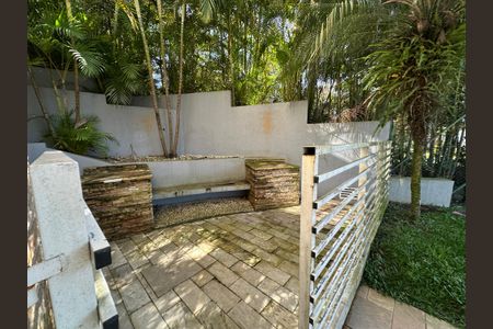 Casa de condomínio para alugar com 600m², 5 quartos e 6 vagasQuintal