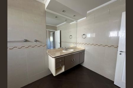Casa de condomínio para alugar com 600m², 5 quartos e 6 vagasBanheiro da Suíte 1