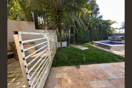 Casa de condomínio para alugar com 600m², 5 quartos e 6 vagasQuintal