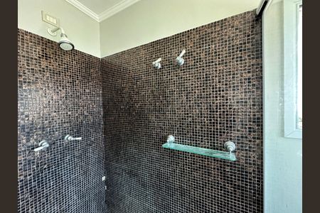 Casa de condomínio para alugar com 600m², 5 quartos e 6 vagasBanheiro da Suíte 2