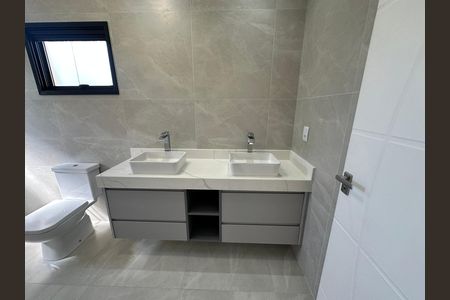 Casa de condomínio à venda com 304m², 4 quartos e 4 vagasBanheiro da Suíte 2