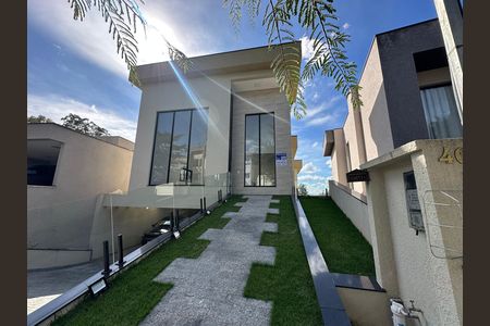 Casa de condomínio à venda com 304m², 4 quartos e 4 vagasFachada