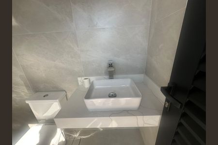 Casa de condomínio à venda com 304m², 4 quartos e 4 vagasBanheiro 2