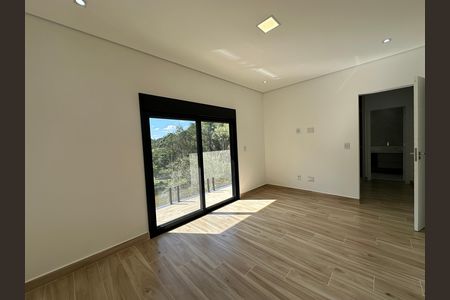 Casa de condomínio à venda com 304m², 4 quartos e 4 vagasSuíte 2