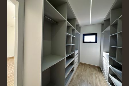 Casa de condomínio à venda com 304m², 4 quartos e 4 vagasCloset da suíte 2