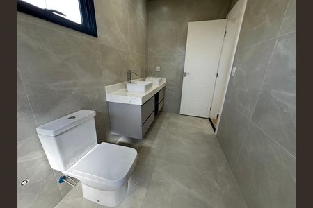 Casa de condomínio à venda com 304m², 4 quartos e 4 vagasBanheiro da Suíte 2