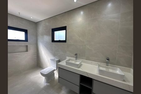Casa de condomínio à venda com 304m², 4 quartos e 4 vagasBanheiro da Suíte 2