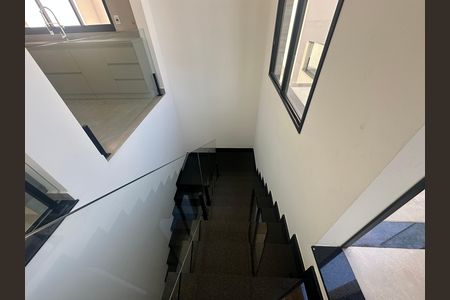 Casa de condomínio à venda com 304m², 4 quartos e 4 vagasEscada
