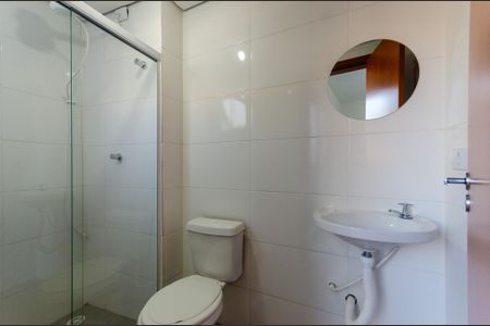 Banheiro de kitnet/studio para alugar com 1 quarto, 25m² em Vila Zat, São Paulo