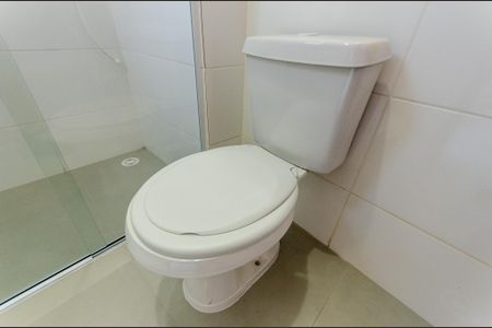 Banheiro de kitnet/studio para alugar com 1 quarto, 25m² em Vila Zat, São Paulo
