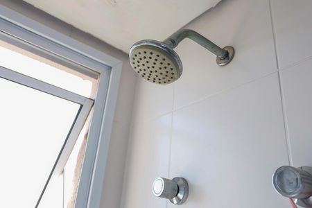 Apartamento à venda com 57m², 2 quartos e 1 vaga Apartamento à venda com 57m², 2 quartos e 1 vagaBanheiro da Suíte 2
