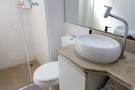 Apartamento à venda com 57m², 2 quartos e 1 vaga Apartamento à venda com 57m², 2 quartos e 1 vagaBanheiro da Suíte 2