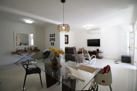 Casa de condomínio à venda com 375m², 4 quartos e 2 vagasSala