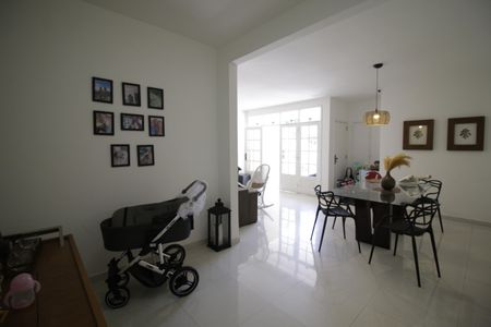 Casa de condomínio à venda com 375m², 4 quartos e 2 vagasSala