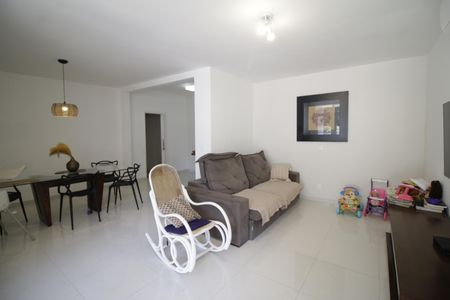 Casa de condomínio à venda com 375m², 4 quartos e 2 vagasSala