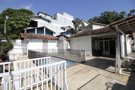 Casa de condomínio à venda com 375m², 4 quartos e 2 vagasQuintal